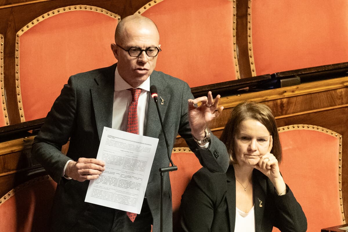 Lega, spaccatura interna prima di Pontida: Romeo e Fontana chiedono una svolta confederale
