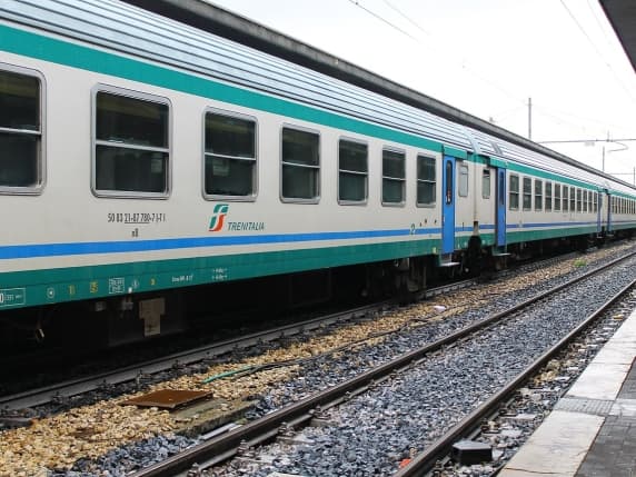 Milano, due operai folgorati mentre lavorano su un treno alla Martesana: un 25enne rischia la vita
