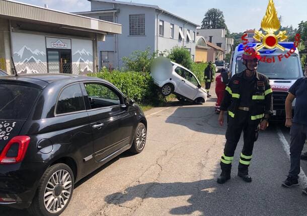 Varese - Auto finisce sopra una recinzione a Varese, conducente in ospedale -  - Varese News