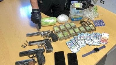 Fontanella, tampona un’auto e finisce in una roggia. Nel suv droga e armi