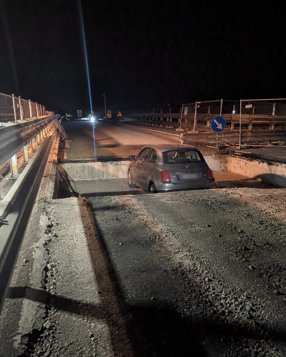 Entrano in auto nel cantiere della tangenziale, folle sfida finisce con un incidente: "La vita ha un valore enorme"