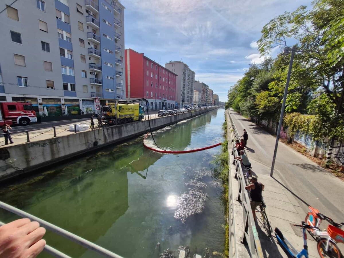 Gasolio nel Naviglio, recuperate 500 tonnellate: ora il trattamento per separare acqua e idrocarburi
