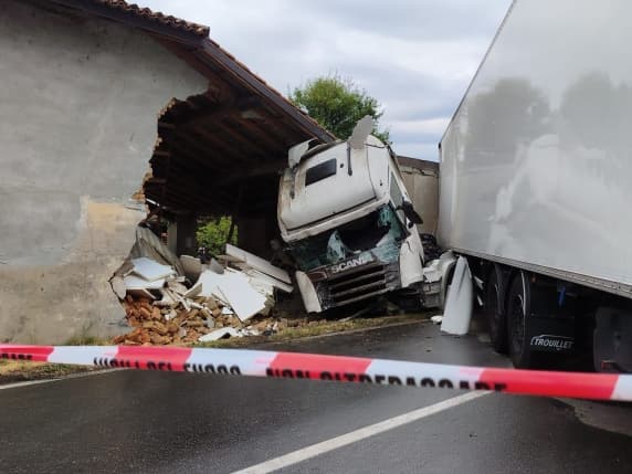 Vistarino, Tir sbanda in curva, esce di strada e finisce dentro una cascina: in ospedale il conducente 55enne