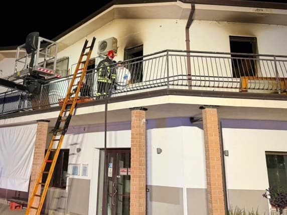 Borgo Mantovano, incendio in appartamento: i vigili del fuoco scoprono il corpo di un 54enne. Le fiamme da un corto circuito