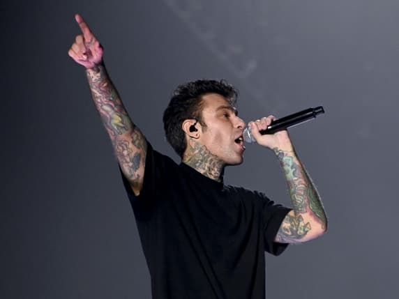 Fedez è stato dimesso dall'ospedale. Condizioni di salute migliorate dopo un episodio di sanguinamento