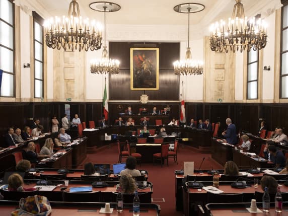 Milano, centrodestra in forcing sui danni dei vandalismi: chiede di costituirsi parte civile. Mozione bocciata