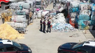 Traffico illecito di rifiuti a Spirano una discarica abusiva con 925 tonnellate di scarti tessili