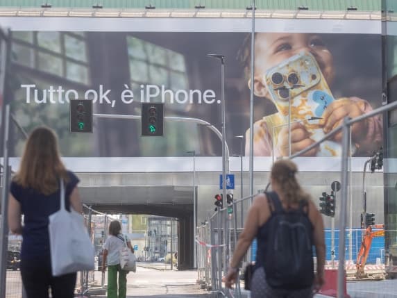 Milano, l'iPhone tra le mani di un bebè, il manifesto che indigna. Si muove il Garante per l'Infanzia. Pellai: «Immagine che non dovrebbe proprio esistere»