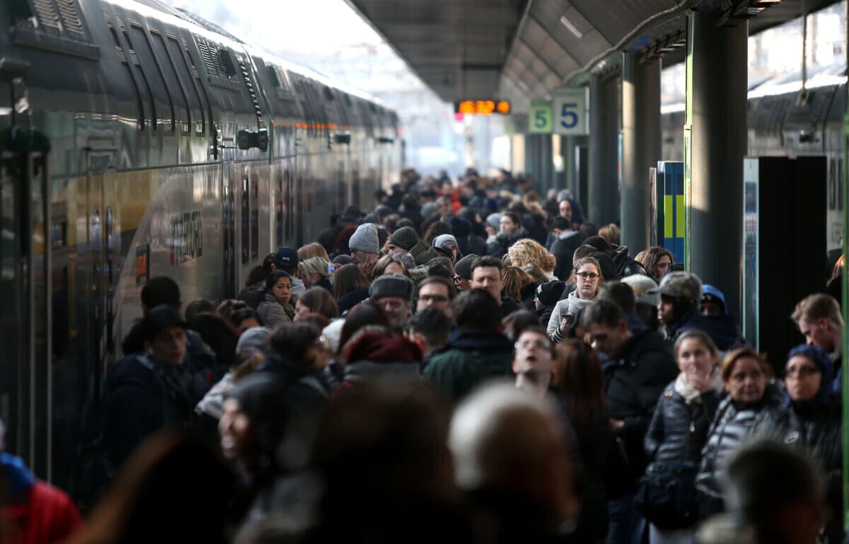 Treni e trasporti in Lombardia, scattano i rincari (e c'entra la "soddisfazione" degli utenti)