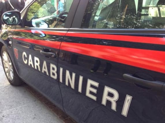 Pavia, sorprende i ladri in casa e li insegue in strada: i malviventi lo investono. Ferito