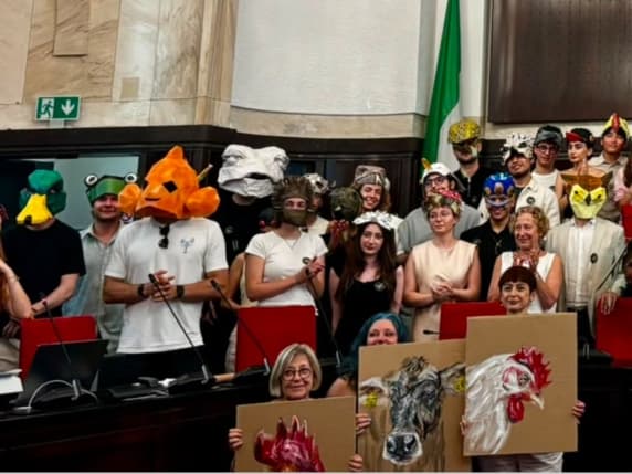 Milano, in Aula a Palazzo Marino il «Parlamento delle specie viventi»: gli studenti danno voce agli animali selvatici