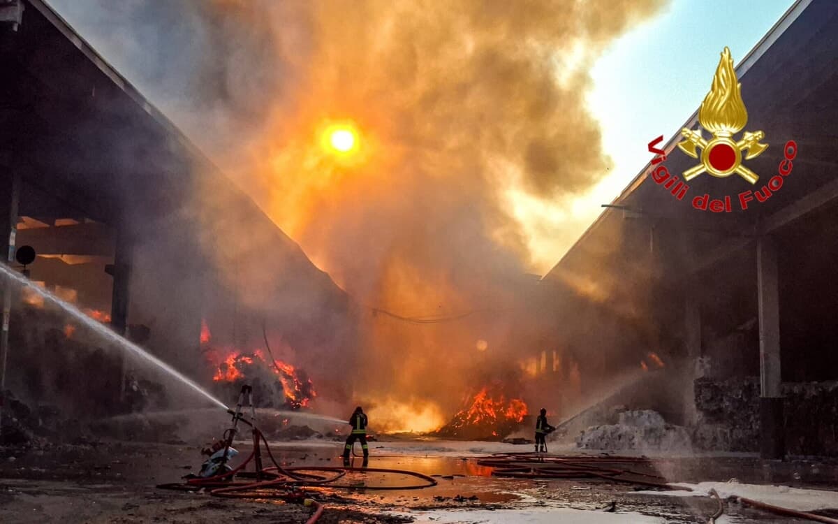 Incendio in un impianto di A2a che tratta rifiuti: fiamme alte cinque metri e maxi colonna di fumo