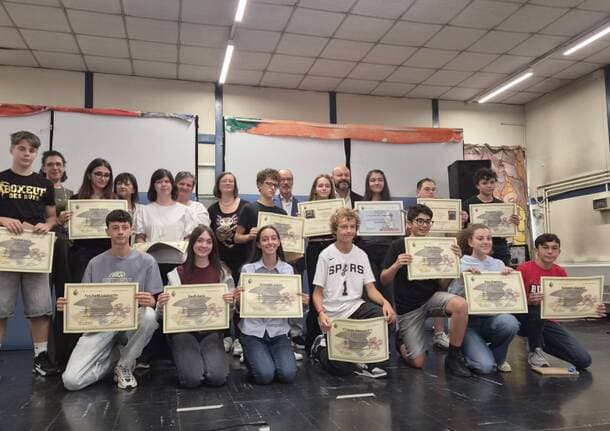 Castellanza - Venti studenti premiati per merito scolastico a Castellanza: “Sono il nostro futuro migliore” - Archivio - Varese News