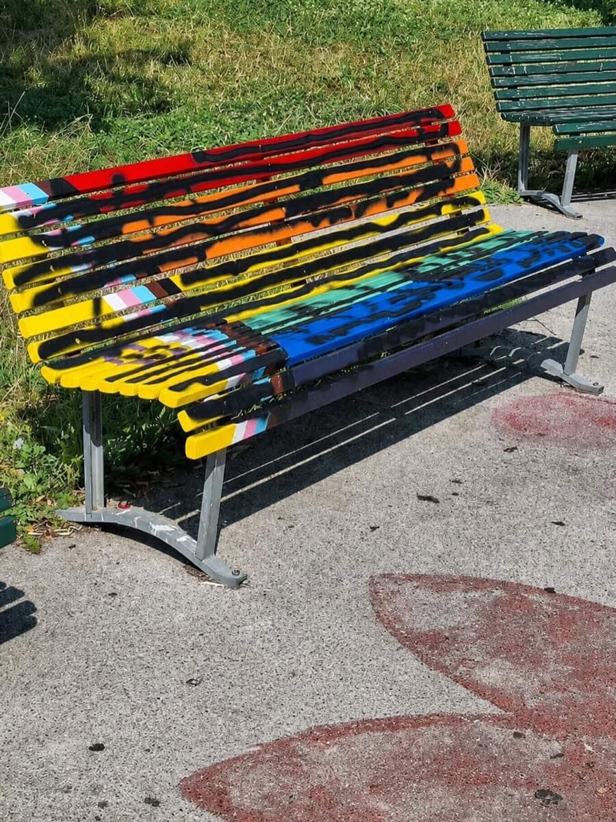Sfregiata la panchina arcobaleno in Bovisa, ma il quartiere risponde: "La ridipingeremo insieme"