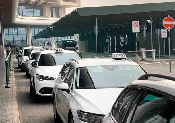 Malpensa - Respinti dai tassisti a Malpensa perché diretti a Busto. “Corsa considerata troppo breve, illegalità e arroganza” - Archivio - Varese News