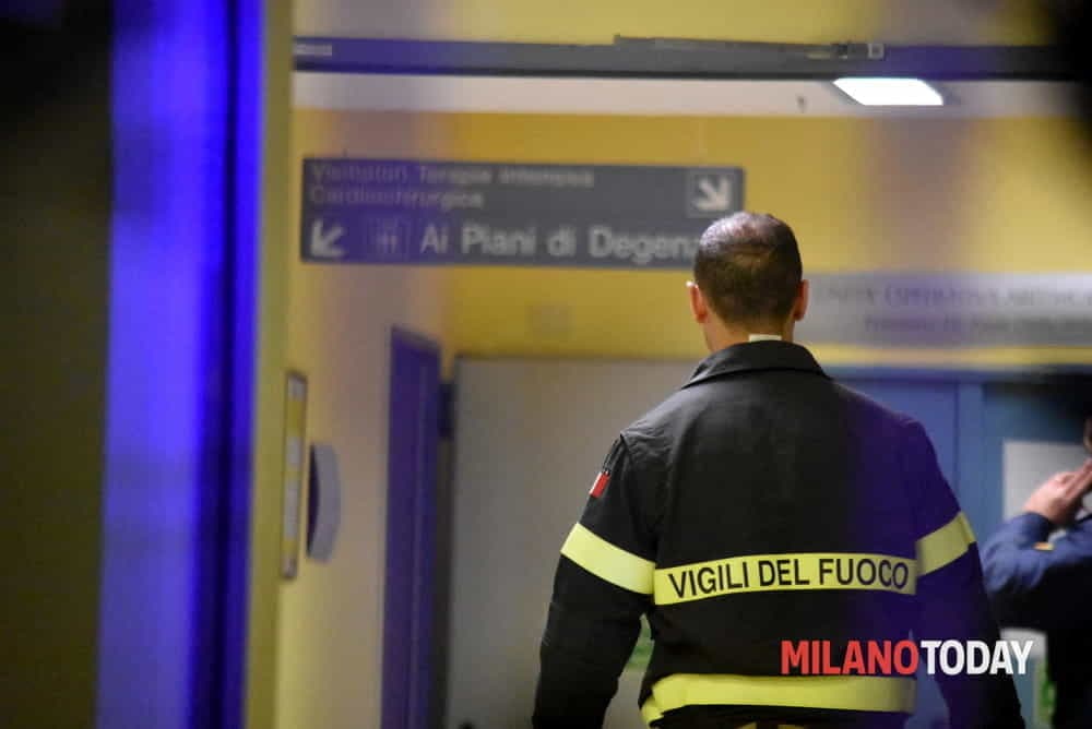 Terrore in ospedale a Rho: minaccia i medici con un coltello e dà fuoco alla cappella, fermato con il taser