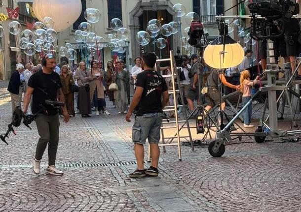 Varese - Un nuovo set pubblicitario in centro a Varese: piazza Beccaria si illumina per uno spot -  - Varese News