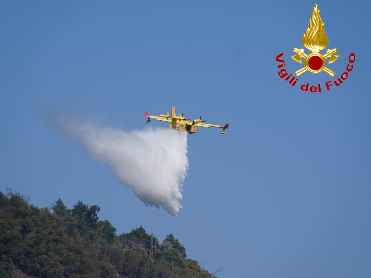Fumo e odore di bruciato nell'hinterland di Milano: tutto per il maxi incendio sul Monte Goj