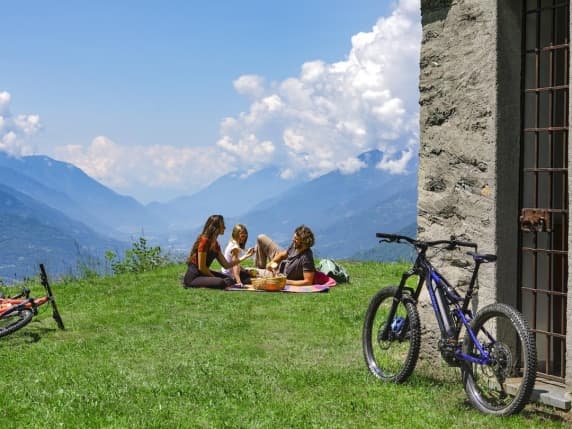 Milano, fuga dal caldo: dal lido di Bellagio ai piani dei Resinelli, ecco le mete più vicine per avere tregua dall'afa