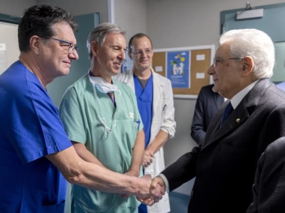 Milano, Mattarella chiama Bertolaso: «Grazie alla sanità lombarda per le cure ai ragazzi feriti a Crans-Montana»