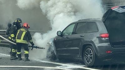 Auto in fiamme sull’A4 tra Bergamo e Dalmine: lunghe code verso Milano