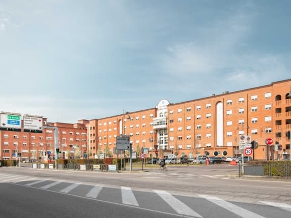 Rivalta sul Mincio, 20enne sale per gioco sul cofano di un'auto gli amici mettono in moto e lui cade battendo la testa: è gravissimo in ospedale
