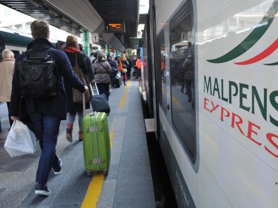 Varese, tentato furto di rame sui binari e tranciati i cavi di Ferrovienord: sospesa circolazione nelle tratte verso Malpensa