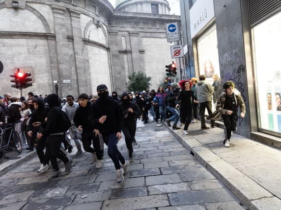 Milano, la dirigente d'azienda madre di un quattordicenne: «Nel suo zaino ho scoperto tirapugni e passamontagna. Gli ho vietato di andare in Duomo»
