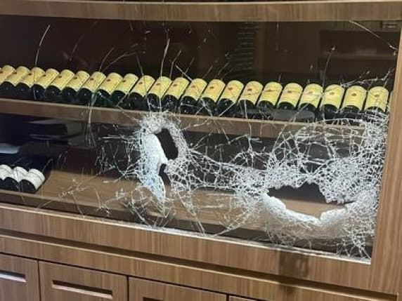 Milano, colpo da 280 mila euro nel ristorante Affinatore: i ladri rubano le preziose bottiglie di vino Romanée-Conti