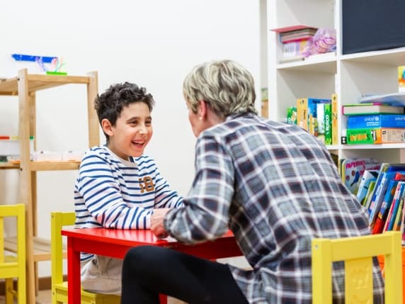 Milano, tra gli ospiti di Casa Arcobaleno: «Noi ragazzi lgbtqia+ soli e cacciati di casa dalla famiglia ora siamo davvero liberi»