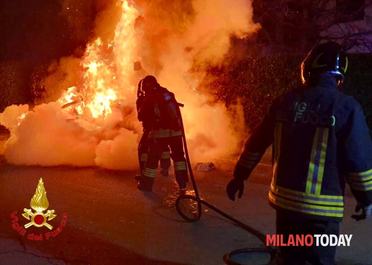 Incendio alle porte di Milano, fiamme devastano una cascina