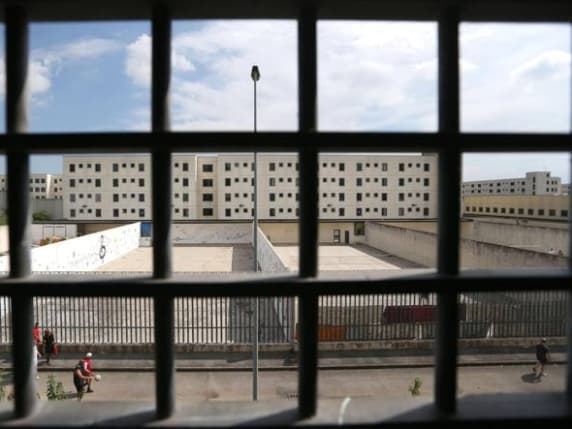 Milano, detenuto tenta di evadere durante una visita in ospedale. Il sindacato denuncia: «Un agente per 200 carcerati»