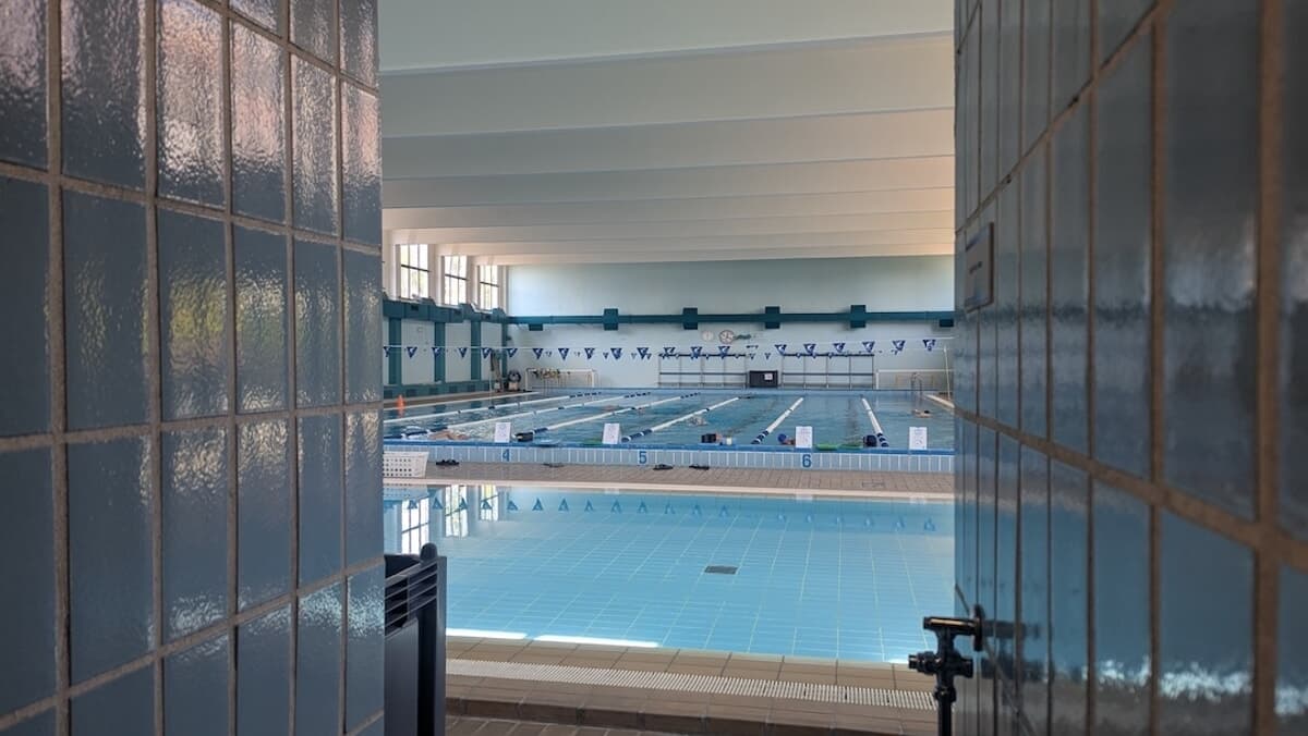 Asciugacapelli a pagamento, docce rotte, nuove tariffe: cosa sta succedendo nelle piscine pubbliche di Milano