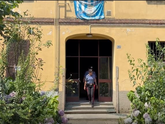 Lomazzo, 73enne muore nell'incendio del suo appartamento: trovate tracce di accelerante, fiamme appiccate all'ingresso