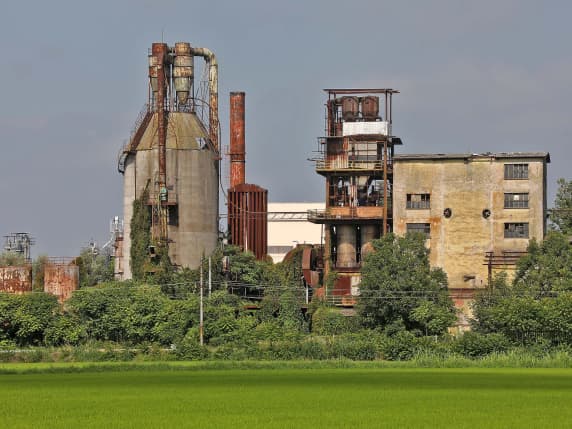 Pavia, via alla demolizione dell'ex Sif, la fabbrica dei «veleni»: migliaia di bidoni di solvente furono interrati e procurarono inquinamento nella falda