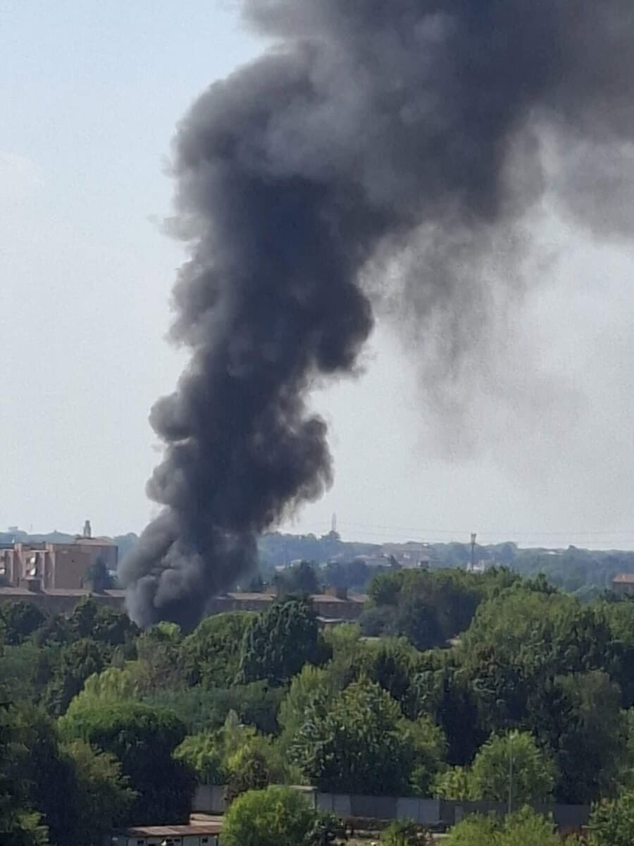 Incendio nel Milanese: fiamme da una villetta, fumo altissimo e visibile anche a grande distanza