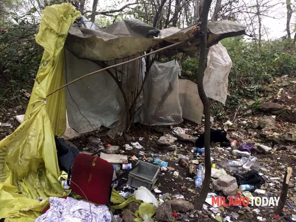 Incendio al boschetto della droga di Rogoredo: piromane sorpreso con l'accendino in mano