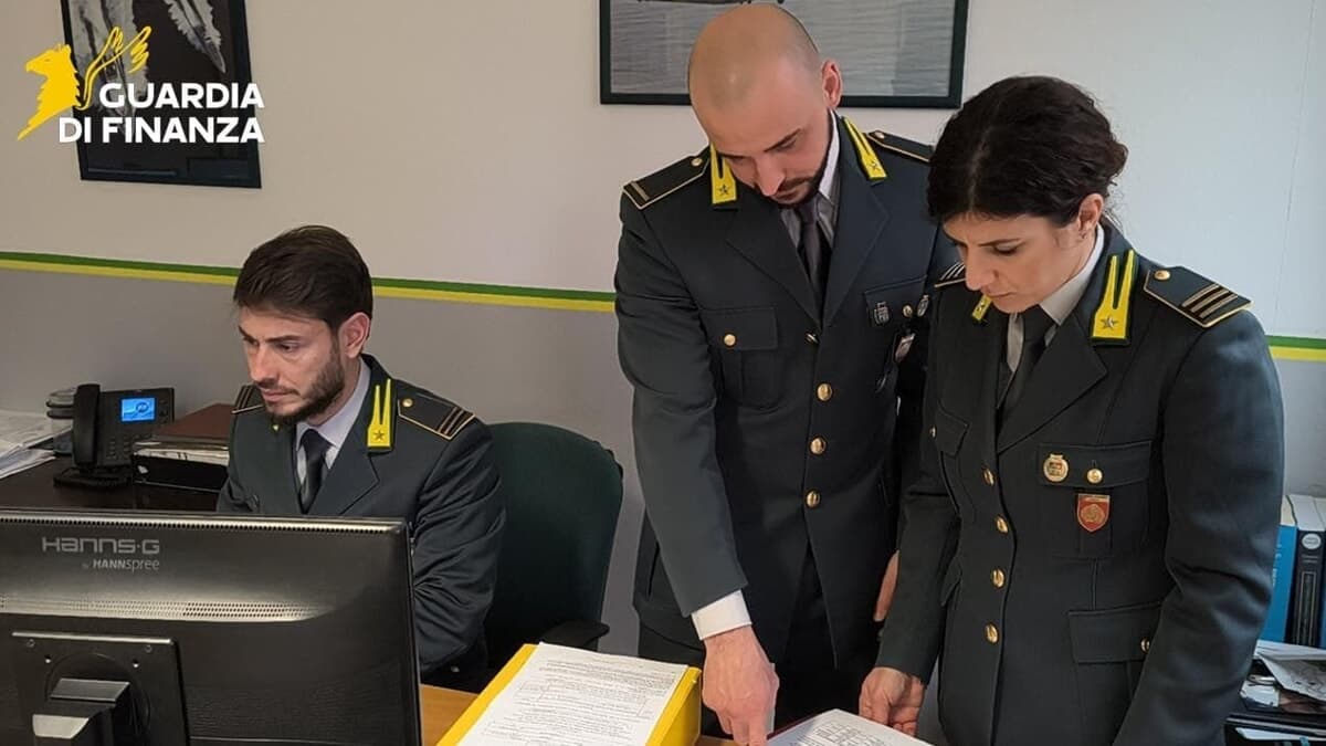 Lamborghini, vacanze da sogno e 1.200 casalinghe truffate (anche a Milano): a processo la banda del "porta a porta"