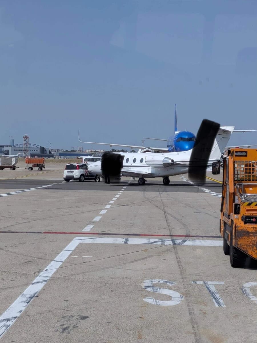 Incidente all'aeroporto di Linate: auto si scontra con un jet privato