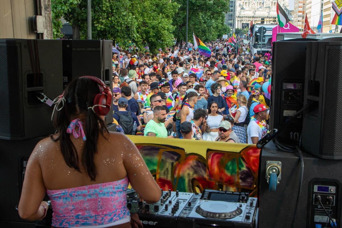 Furti di collanine al Pride di Milano, due arresti: "Mi hanno derubato dietro una bandiera"