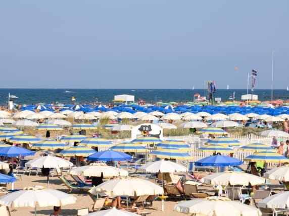 Milano, sette giorni di vacanza per una famiglia costano in media 2.325 euro: «Il 10% di persone in più rispetto al 2025 deve rinunciare»