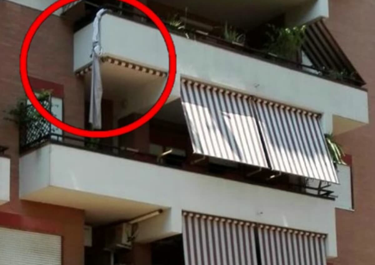 Ladro si cala dal balcone con un lenzuolo dopo il furto: inseguimento e arresto alle porte di Milano