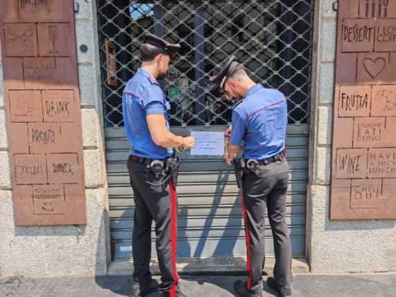 Milano, fuochi artificiali pericolosi in strada: sospesa la licenza al bistrò «Tutto Bene Grazie» di corso Magenta