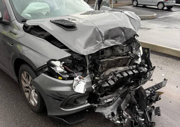 Sicurezza stradale - Incidente tra auto a Ferno: due feriti trasportati all’ospedale di Legnano -  - Varese News