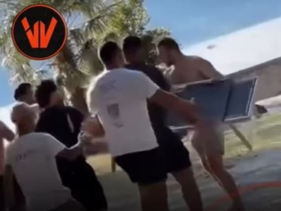 Mandello del Lario, rissa a colpi di lettini tra due gruppi di bagnanti: sul lido del lago di Como interviene la sicurezza