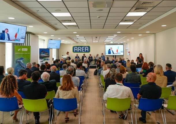 Vizzola Ticino - Sovranità tecnologica, dati, chip e IA: quanto dipendiamo da Stati Uniti e Cina (e dove l’Europa resiste) -  - Varese News
