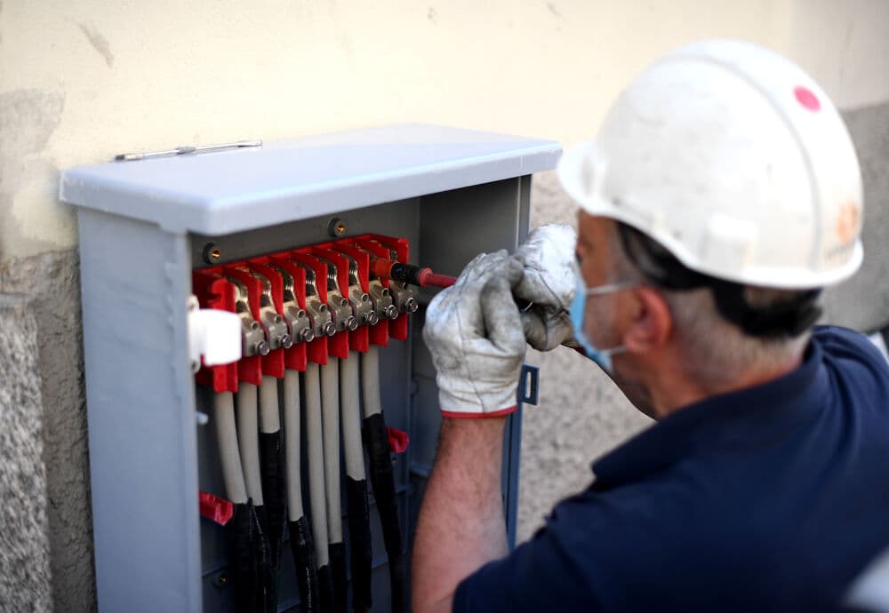 Vertice sui blackout, cavi vecchi e caldo record hanno lasciato al buio Milano: chi ha diritto ai rimborsi (e come ottenerli)