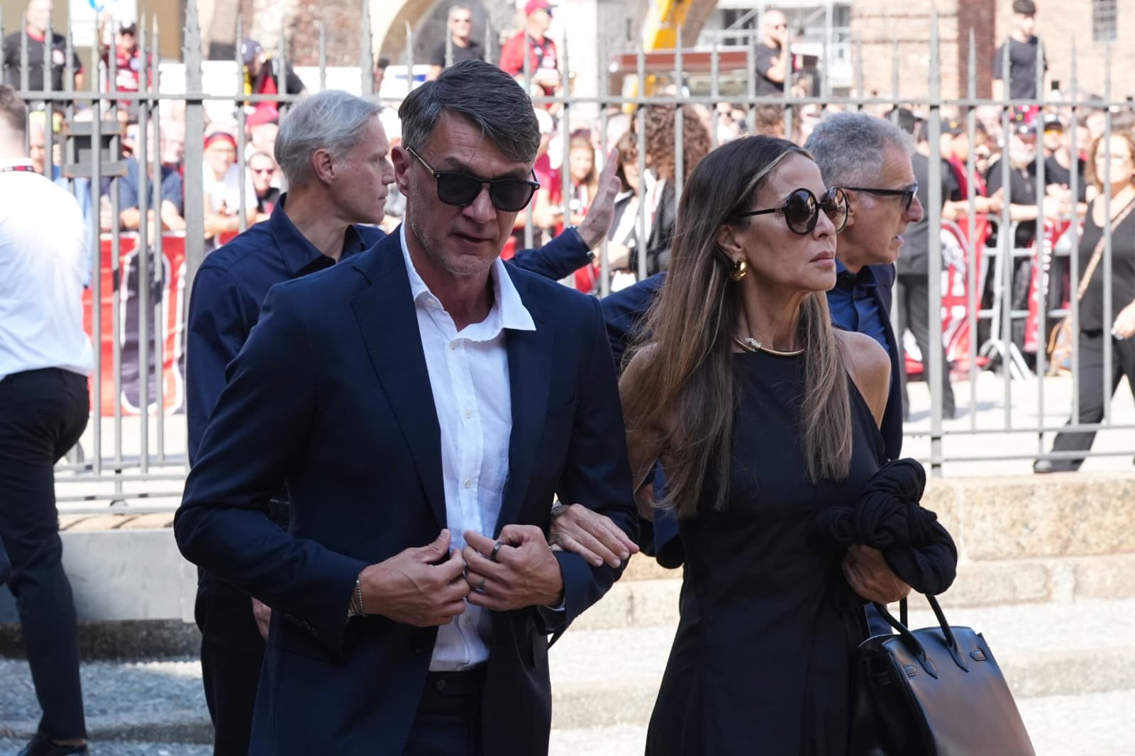 Chi c'è ai funerali di Franco Baresi a Milano: tifosi e vip. Da Maldini a Seedorf, da Baggio a Van Basten. Presenti Pulisic e Gimenez