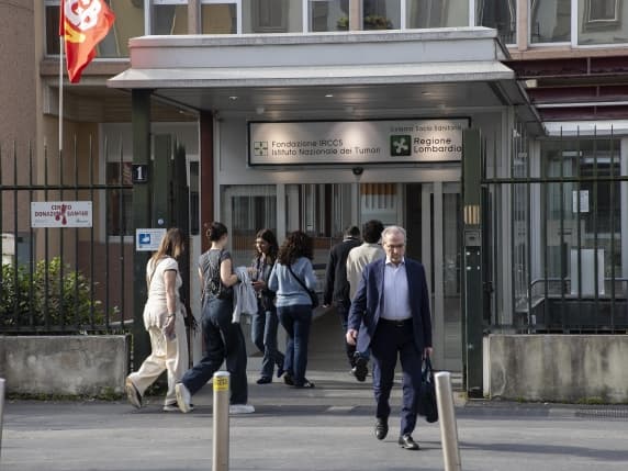 Milano, il caso dei campioni all’Istituto dei tumori: in ospedale arrivano gli ispettori dell’Ats