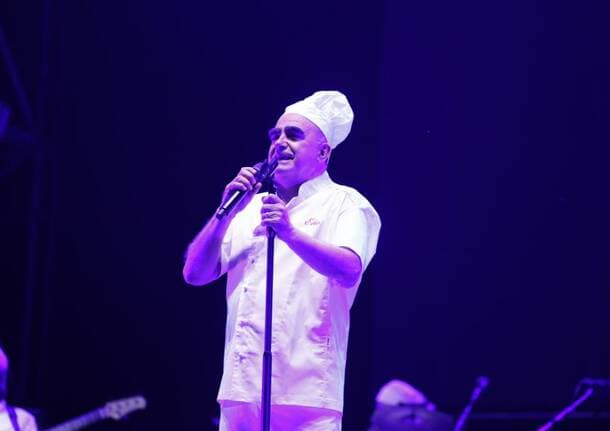 Legnano - Tre generazioni saltano e cantano al Rugby Sound Festival a Legnano con Elio e Le Storie Tese - Archivio - Varese News